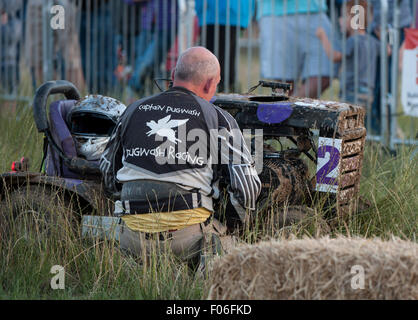 Billingshurst Regno Unito. 8 agosto, 2015. Media team Joes #2 permettono di eseguire le riparazioni. Il BLMRA 12 Ora Tosaerba in gara. Credito: Stephen Bartolomeo/Alamy Live News Foto Stock