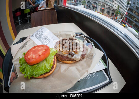 Un burger personalizzati creati a un 'Crea il tuo gusto' kiosk presso un McDonald's a New York Martedì, Agosto 4, 2015. L'iPad interattivo-come i display digitali consentono ai clienti di personalizzare il loro ordine con condimenti e salse nuovo, ecc. e li hanno consegnati al loro tavolo in pochi minuti. McDonald's, che ha visto nello stesso negozio di vendita scende al di sotto dei tre anni, è utilizzando il kiosk per competere con fast ristoranti informali come Chipotle, Fatburger e una miriade di altri. (© Richard B. Levine) Foto Stock