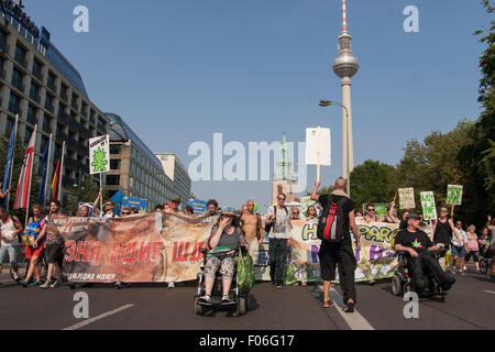 Berlino, Germania. 08 Ago, 2015. "Hanfparade' (canapa parade) manifestazione a Berlino, Germania. I manifestanti richiedono la legalizzazione della marijuana. Foto Stock