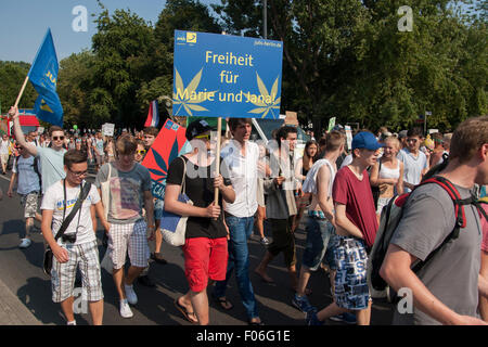 Berlino, Germania. 08 Ago, 2015. "Hanfparade' (canapa parade) manifestazione a Berlino, Germania. I manifestanti richiedono la legalizzazione della marijuana. Foto Stock