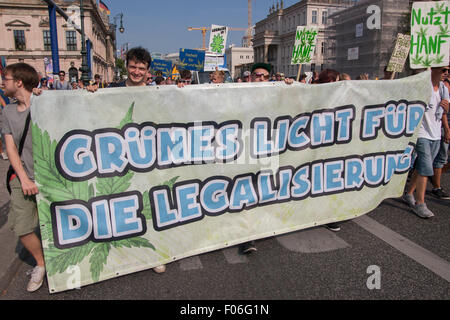 Berlino, Germania. 08 Ago, 2015. "Hanfparade' (canapa parade) manifestazione a Berlino, Germania. I manifestanti richiedono la legalizzazione della marijuana. Foto Stock