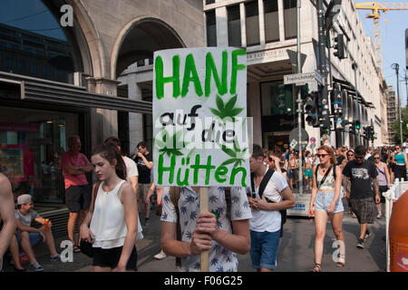 Berlino, Germania. 08 Ago, 2015. "Hanfparade' (canapa parade) manifestazione a Berlino, Germania. I manifestanti richiedono la legalizzazione della marijuana. Foto Stock