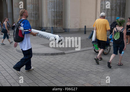 Berlino, Germania. 08 Ago, 2015. "Hanfparade' (canapa parade) manifestazione a Berlino, Germania. I manifestanti richiedono la legalizzazione della marijuana. Foto Stock