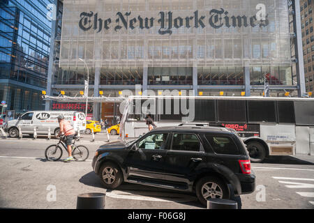 Un Uber livrea passa attraverso il centro di Manhattan a New York venerdì, 7 agosto 2015. (© Richard B. Levine) Foto Stock