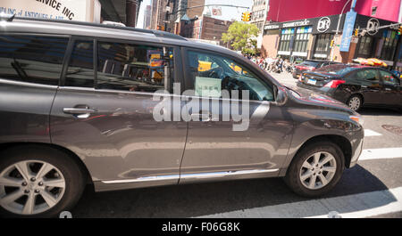 Un Uber livrea passa attraverso il centro di Manhattan a New York venerdì, 7 agosto 2015. (© Richard B. Levine) Foto Stock