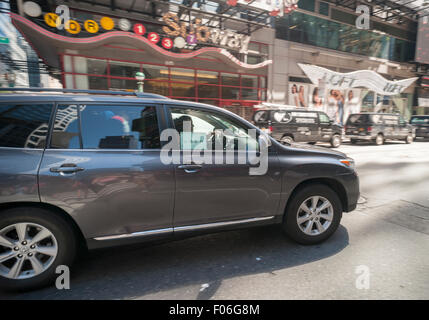 Un Uber livrea passa attraverso il centro di Manhattan a New York venerdì, 7 agosto 2015. (© Richard B. Levine) Foto Stock