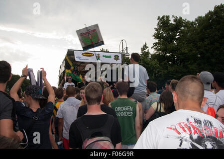 Berlino, Germania. 08 Ago, 2015. "Hanfparade' (canapa parade) manifestazione a Berlino, Germania. I manifestanti richiedono la legalizzazione della marijuana. Foto Stock