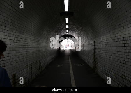 Tunnel su Leeman Road, York, North Yorkshire, Regno Unito. Immagine: Scott Bairstow/Alamy Foto Stock