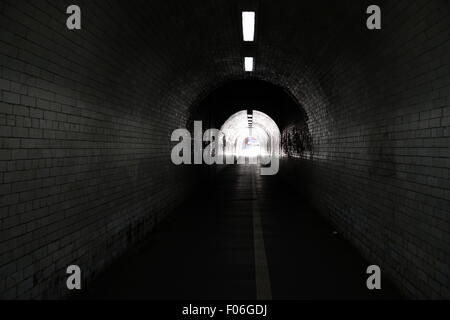 Tunnel su Leeman Road, York, North Yorkshire, Regno Unito. Immagine: Scott Bairstow/Alamy Foto Stock