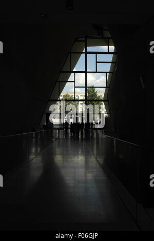 Ritratto dal museo interno verso sagome persone presso l'ingresso principale, il Museo della Storia di ebrei polacchi, Varsavia Foto Stock