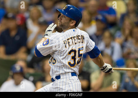 Milwaukee, WI, Stati Uniti d'America. 07 Ago, 2015. Milwaukee Brewers sinistra fielder Shane Peterson #35 fino a bat nella Major League Baseball gioco tra il Milwaukee Brewers e St. Louis Cardinals a Miller Park di Milwaukee, WI. John Fisher/CSM/Alamy Live News Foto Stock