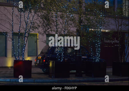 Un taxi nero di fronte il ristorante Nobu, London REGNO UNITO Foto Stock