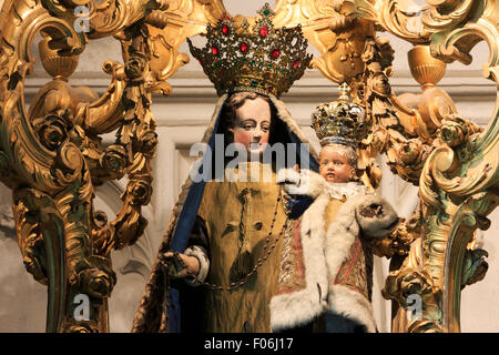 Scultura in legno della Madonna con il bambino a San Rumbold la cattedrale di Mechelen, Belgio Foto Stock