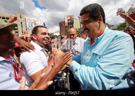 Caracas, Venezuela. 8 Ago, 2015. Immagine fornita da parte del Venezuela la Presidenza, mostra Presidente venezuelano, Nicolás Maduro (R), interagendo con i partecipanti durante un atto con il partito socialista i candidati alla Assemblea nazionale (AN) per le elezioni parlamentari di Caracas, Venezuela, su Agosto 8, 2015. © Venezuela la Presidenza/Xinhua/Alamy Live News Foto Stock