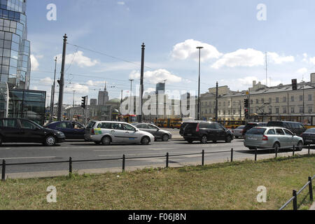 Cielo blu vista da Ratusz Arsenal Stazione della Metropolitana su vetture aleja Solidarnosci accodamento in plac Bankowy intersezione, Varsavia Foto Stock