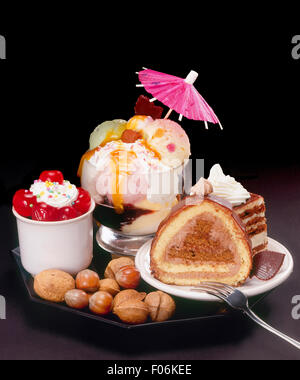 Torte al cioccolato e gelato su una lastra decorata Foto Stock