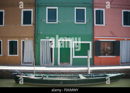 Barca verde e finestre sul case colorate di isola di Burano Venezia Italia Foto Stock