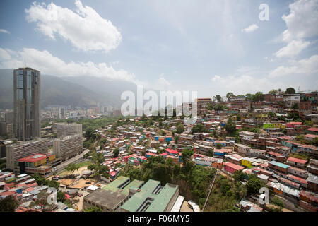 Piccole casette di legno case colorate nel quartiere povero di Caracas. Si ricoprono le colline intorno a Caracas ed è pericoloso. Foto Stock