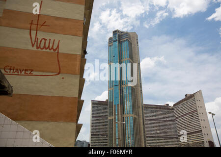 Il centro della città di Caracas con vista su altezza di edifici residenziali, la firma ufficiale del Presidente Hugo Chávez è visibile anche su Foto Stock