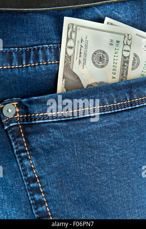 Le fatture del dollaro nella tasca dei jeans Foto Stock