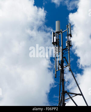 Comunicazione telefonica mobile della stazione di base contro il cielo blu Foto Stock