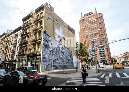 New York, NY - 8 Agosto 2015 - murale di artista di strada JR adorna il lato di TriBeCa loft costruzione in Lower Manhattan ©Stacy Rosenstock Walsh/Alamy Foto Stock
