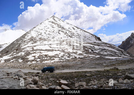 Ladakh India paesaggio Himalaya Vista del ladakh montagne neve e High Pass Road a Jammu e Kashmir Leh Ladakh India Foto Stock