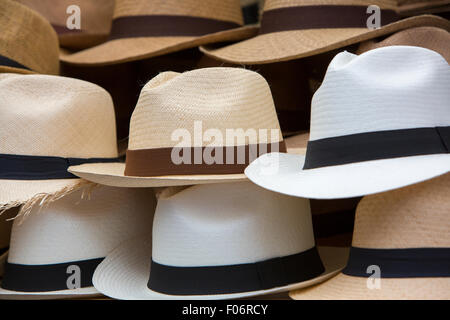 Gruppo di cappelli marrone per la vendita, appeso a una parete, Mercato di Otavalo. Ecuador Foto Stock