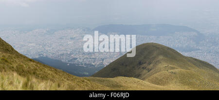 Spettacolare vista panoramica di Quito dalla montagna, capitale dell'Ecuador in background. Foto Stock