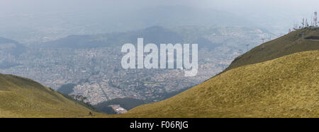 Spettacolare vista panoramica di Quito dalla montagna, capitale dell'Ecuador in background. Foto Stock