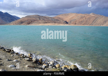 Pangong Tso Lake Ladakh India Himalaya belle montagne e lago Pangong Foto Stock