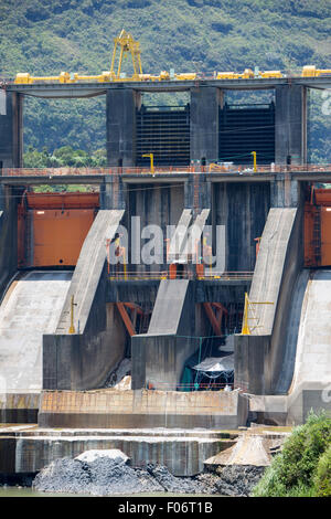 La hydro-electric dam/impianto di alimentazione in corrispondenza di Baños, Ecuador sul Rio Pastaza Foto Stock