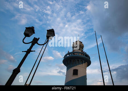 Faro di alba vicino alla collina di Santa Ana e il Las Penas quartiere di Guayaquil, Ecuador Foto Stock