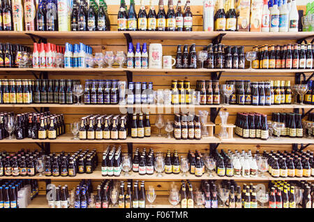 Birra belga sul display e per la vendita è un negozio a Bruges, Belgio Foto Stock