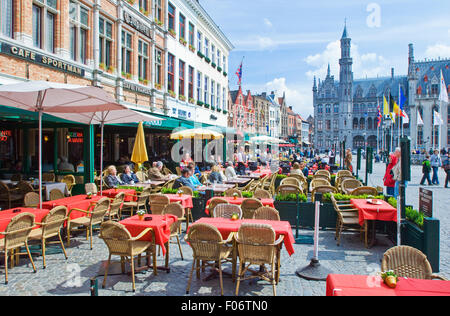 Ristoranti e caffetterie rivolta verso la piazza principale, Grote Markt, a Bruges, Belgio Foto Stock