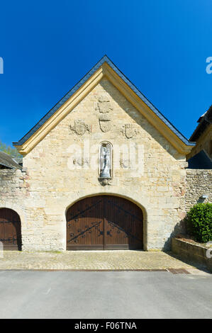 Ingresso al Rivellino e il cortile a all Abbazia di Orval, Abbaye Notre Dame d'Orval, in Belgio Foto Stock