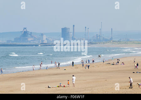 Seaton Carew spiaggia vicino a Hartlepool con Redcar acciaierie in background, Inghilterra del nord est. Regno Unito Foto Stock