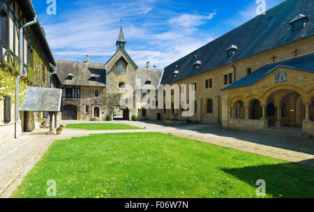 The Gatehouse e cortile al di Abbazia di Orval, Abbaye Notre Dame d'Orval, in Belgio Foto Stock