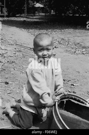 Kid giocando con ruota myanmar brian mcguire Foto Stock