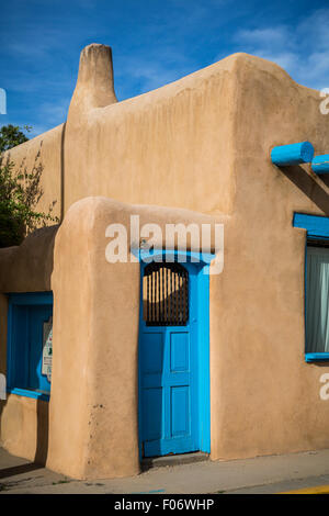 Finestra di Adobe e architettura porta a Taos, Nuovo Messico, Stati Uniti d'America. Foto Stock