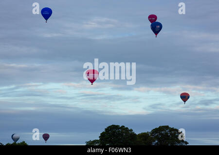 Bristol, Regno Unito. 09Aug, 2015. 94 palloncini prendere all'aria appena dopo la prima luce in Bristol, UK Credit: Rob Hawkins/Alamy Live News Foto Stock