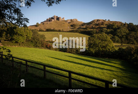 Carreg Cennen castle siede su una collina nei pressi del fiume Cennen, nel villaggio di trappola, a quattro miglia a sud di Llandeilo Foto Stock