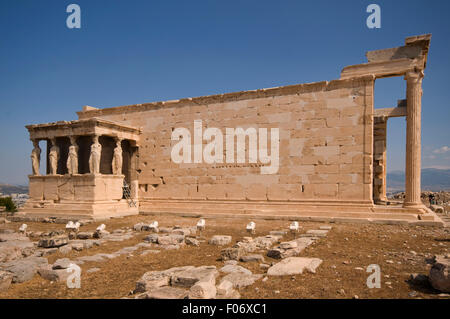 In Europa, in Grecia, Atene, l'Acropoli, l'Erechtheion (BC 421) con cariatidi a sinistra Foto Stock