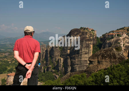 L'Europa, la Grecia, la meteora, turistico la visualizzazione di monasteri di Moni Megalou Meteora (Gran Meteoran del XIV secolo, a sinistra) e Moni Varlaam Foto Stock