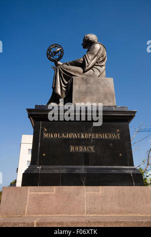 Europa, Polonia Varsavia, Krakowskie Przedmiescie (Krakowskie Przedmieście), Thorvaldsen il monumento a Niccolò Copernico Foto Stock