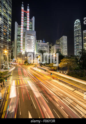 Vetture correre di notte a Hong Kong business district intorno all Ammiragliato Foto Stock