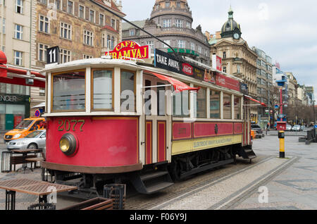 Praga - Dicembre 23, 2014: Cafe nella forma di un vecchio tram in Piazza Venceslao. La piazza è intitolata a San Venceslao, Foto Stock