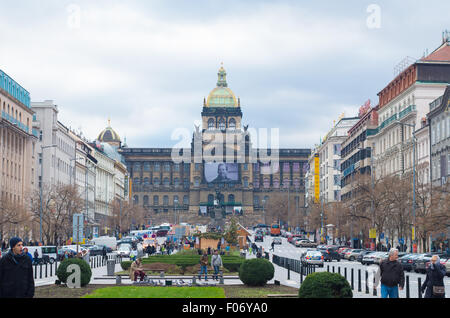 Vista sul museo nazionale dalla piazza Venceslao. La piazza è intitolata a San Venceslao, th Foto Stock