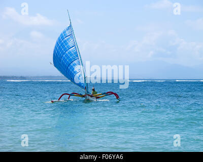 Il tradizionale design balinese 'dragonfly' imbarcazione sulla spiaggia Foto Stock