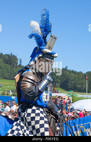 AGASUL, Svizzera - 18 agosto: Uomini non identificati in knight armor sul cavallo pronto per entrare in azione durante la ricostruzione del torneo Foto Stock